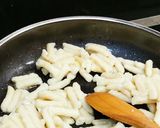 Baconos hagymás nudli recept fázis 4 fotója