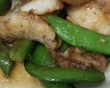 A picture of step 4 of Stir fry Giant Grouper Fish with Sugar Snap Peas 龍躉炒 荷蘭豆.