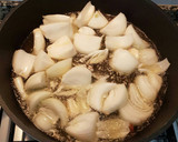 Foto del paso 2 de la receta: Bacalao en salsa de cebolla y uvas pasa