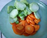 Foto langkah ke 2 dari resep Sup brokoli ayam simple.