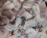 Foto del paso 1 de la receta: 🦑Calamares con salsa de tomate 🍅🧅