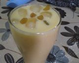 A picture of step 2 of Mango shake.