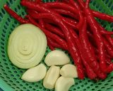 Foto langkah ke 2 dari resep Sayur Rebus Siram Ayam Pedas.