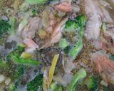 Foto langkah ke 4 dari resep Sup Salmon Brokoli.