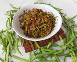 A picture of step 1 of Qeema phalli/cluster (gawar) beans with chicken minced.