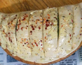 स्टफ्ड चिझी गार्लिक ब्रेड (stuffed chilli garlic bread recipe in marathi) रेसिपी स्टेप 5 फोटो 