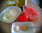 Foto del paso 1 de la receta: Sofrito de tomate y cebolla
