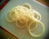 Foto del paso 1 de la receta: Aros de cebolla empanados