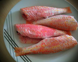 Foto del paso 1 de la receta: Filetes de salmonete al ajillo