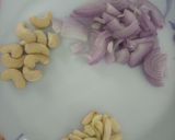 A picture of step 1 of Roasted garlic green peas soup.