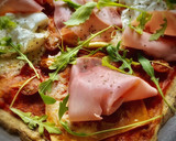 Foto del paso 3 de la receta: Pizza proteica con tomate, burrata y rúcula