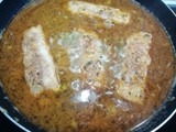 Merluza en salsa, con trigueros guisantes y gambitas