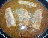 Foto del paso 7 de la receta: Merluza en salsa, con trigueros guisantes y gambitas