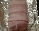 Foto del paso 6 de la receta: Rollo de pechuga envuelto en beicon y relleno de jamón York y queso con salsa de champiñones y almendras