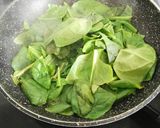 Foto del paso 4 de la receta: Ensalada de caballa,tomate, espinacas y vinagreta de espirulina