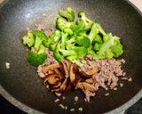 รูปขั้นตอนการทำที่ 3 ของ ผัดบร็อคโคลี่เห็ดหอมหมูสับ