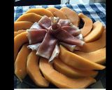 Une image de l'étape 1 de Melon au jambon de la forêt noire.