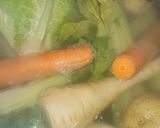 Foto del paso 1 de la receta Espaguetis de ajo y guindilla con salsa de champiñones y crujiente de calabacín