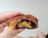 Foto langkah ke 4 dari resep Roti gulung sosis keju dan pisang coklat keju.