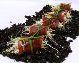 Foto del paso 11 de la receta: Rollitos de cecina con germinados y sirope de membrillo sobre tierra de aceitunas negras y aceite aromatizado de romero