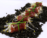 Foto del paso 11 de la receta: Rollitos de cecina con germinados y sirope de membrillo sobre tierra de aceitunas negras y aceite aromatizado de romero