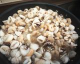 Foto del paso 3 de la receta: Calamares y gambas salteadas al vino