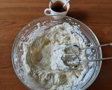 Foto del passaggio 5 della ricetta Dolce al caffè e mascarpone con cioccolato