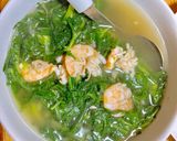 Hình bước làm 4 của món Canh rau cúc nấu với nhân tôm