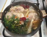 Hình bước làm 4 của món Gà tần lá ngải hải phòng