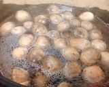 Hình bước làm 2 của món Canh Khoai Sọ Nấu Nấm Rơm