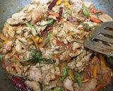 รูปขั้นตอนการทำที่ 7 ของ หมูผัดกะปิ