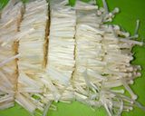 Hình bước làm 1 của món Bánh Xèo Nấm Kim Châm Hàn Quốc