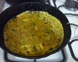 Foto del paso 4 de la receta: Tortilla de zapallitos rellenos y papas fritas