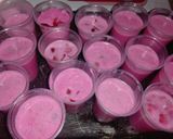 Foto del paso 2 de la receta: Postre de gel con leche y frutilla