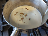 Mousse de pilloncillo con relleno de jelly de tejocote y guayaba