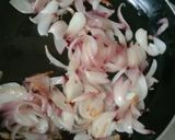 A picture of step 2 of Matar Mashroom.