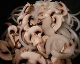 Foto del paso 2 de la receta: Surtido de pastas encebolladas con champiñones