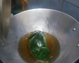 Foto langkah ke 4 dari resep Lele goreng bungkus daun.