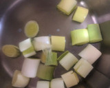 Foto del paso 2 de la receta: Caldo de rape con merluza y Gambones