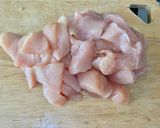 Hình bước làm 1 của món Cơm gà trứng kiểu Nhật (Oyakodon)