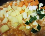 Hình bước làm 3 của món Gà nấu cà ri đỏ (red curry)