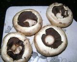 Foto del paso 1 de la receta: Hongos rellenos con quesos (3 variantes)