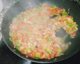 Foto del paso 4 de la receta: Fideuá de verduras y langostinos con allioli de rábanos