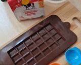Foto del paso 1 de la receta: Chocolate helado 🍫con leche sin azúcares agregados ni edulcorantes 🍫Chocolatín casero con leche 🍫