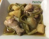 Foto del paso 2 de la receta Pollo con verduras y piñones en salsa