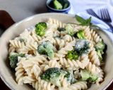 A picture of step 1 of Broccoli pasta in white garlic sauce.