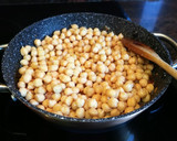 Foto del paso 8 de la receta: Garbanzos en salsa de tomate con pollo y butifarra a la barbacoa