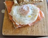 Foto del paso 2 de la receta: Bocadillo de focaccia con salmón y huevo -brunch-