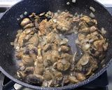 Une image de l'étape 12 de Poulet aux champignons, coriandre et crème de masala.
