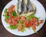 Foto del paso 2 de la receta: Zócalo de puré de papas con sardinas de lata y mini ensalada